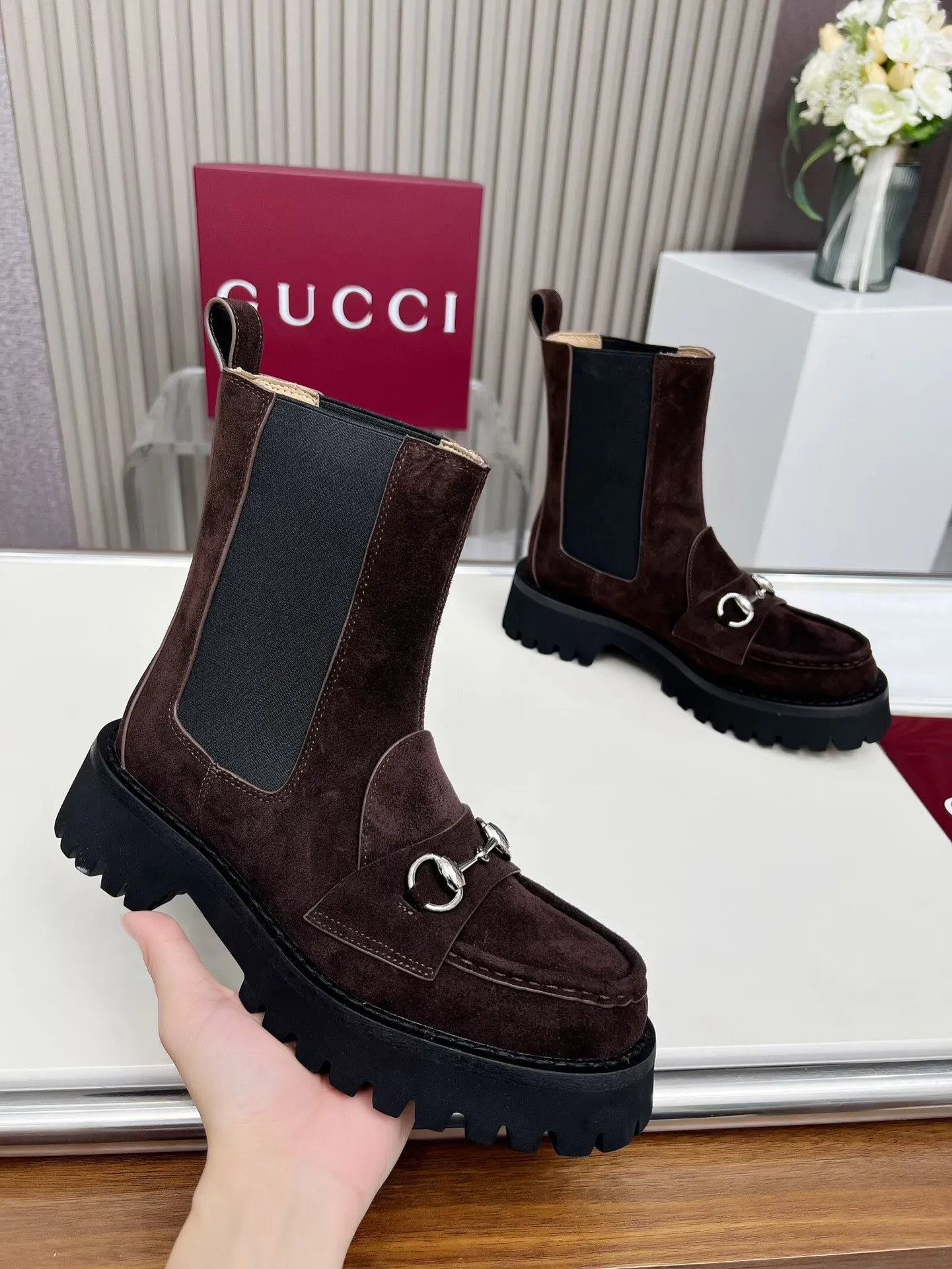 👟👟Ex-factory price 640👟👟 New version of Gucci GUCCI hot sale✅Ankle boots 🎉Very easy to match👍Elastic design on both sides [strong] Easy to put on and take off, especially retro British style, Gucci buckle decoration on the front💎LOGO✅ Fabric: imported cowhide 🐂High mercerized velvet, lining/foot: cow lining Color: black caramel color Brown 3 colors optional Number of yards: 35-42 {2 heads need to be customized} Heel height: 5cm Packing: Comes with card and cloth bag.